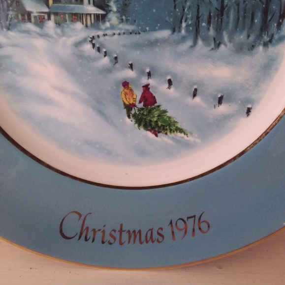 Vintage Avon Wedgewood 1976 Collectable "Bringing home the tree" Plate - Picture 3 of 7